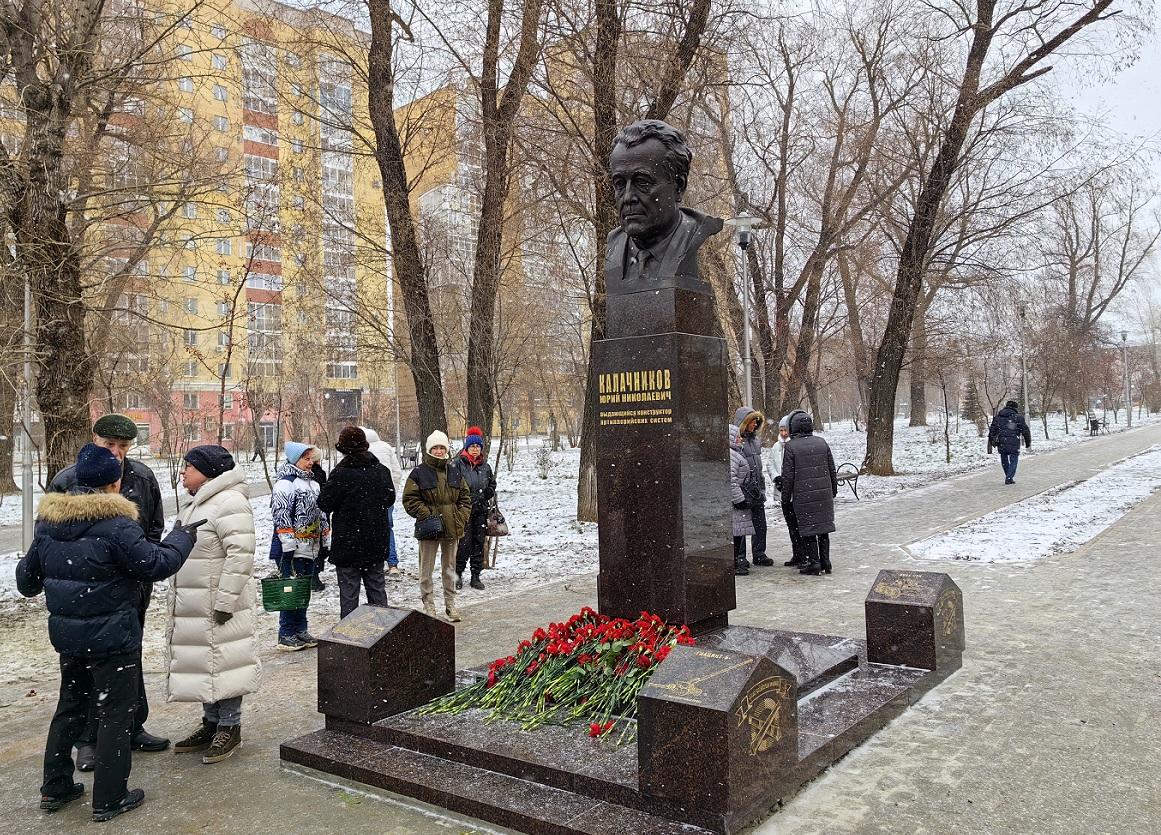 ​В Мотовилихе установлен памятник выдающемуся конструктору Юрию Калачникову