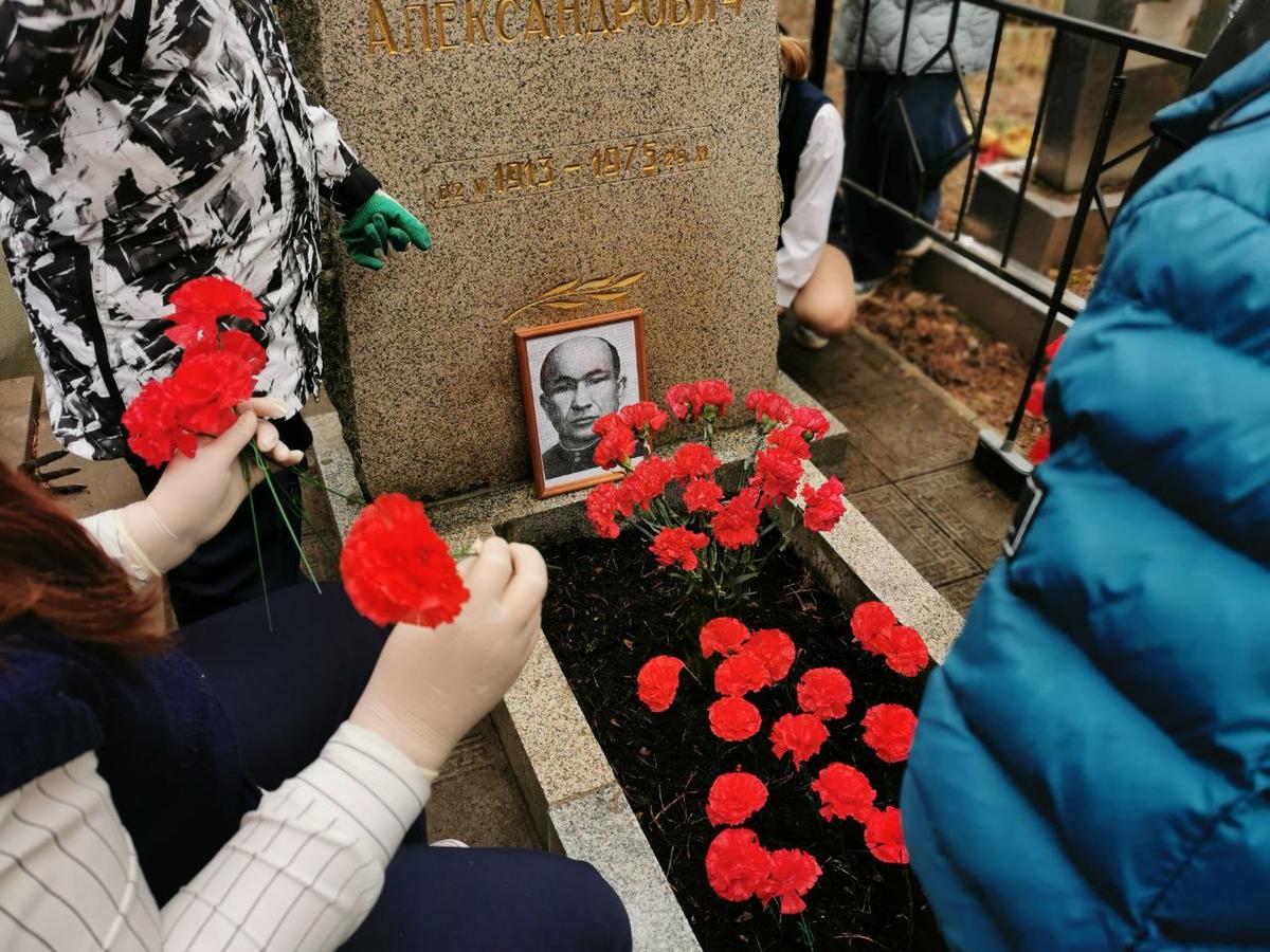 На могиле Георгия Малкова проведен традиционный субботник