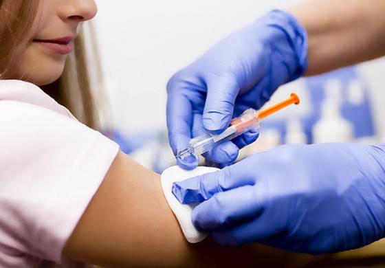 Прививку от клещевого энцефалита можно сделать только через месяц после вакцинации от COVID-19 